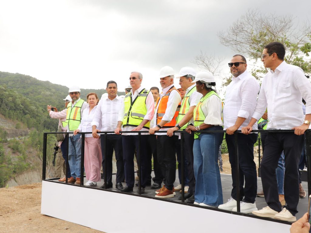 La Vega. - El presidente Luis Abinader concluyó su agenda en La Vega con una visita de supervisión a los avances del Proyecto de Aprovechamiento Múltiple del Río Camú, Presa de Guaigüí, cuya construcción fue retomada en julio del 2025, tras haber iniciado hace más de 20 años para luego permanecer en estado de abandono.
