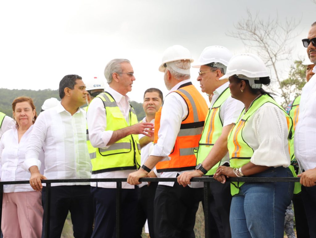 La Vega. - El presidente Luis Abinader concluyó su agenda en La Vega con una visita de supervisión a los avances del Proyecto de Aprovechamiento Múltiple del Río Camú, Presa de Guaigüí, cuya construcción fue retomada en julio del 2025, tras haber iniciado hace más de 20 años para luego permanecer en estado de abandono.
