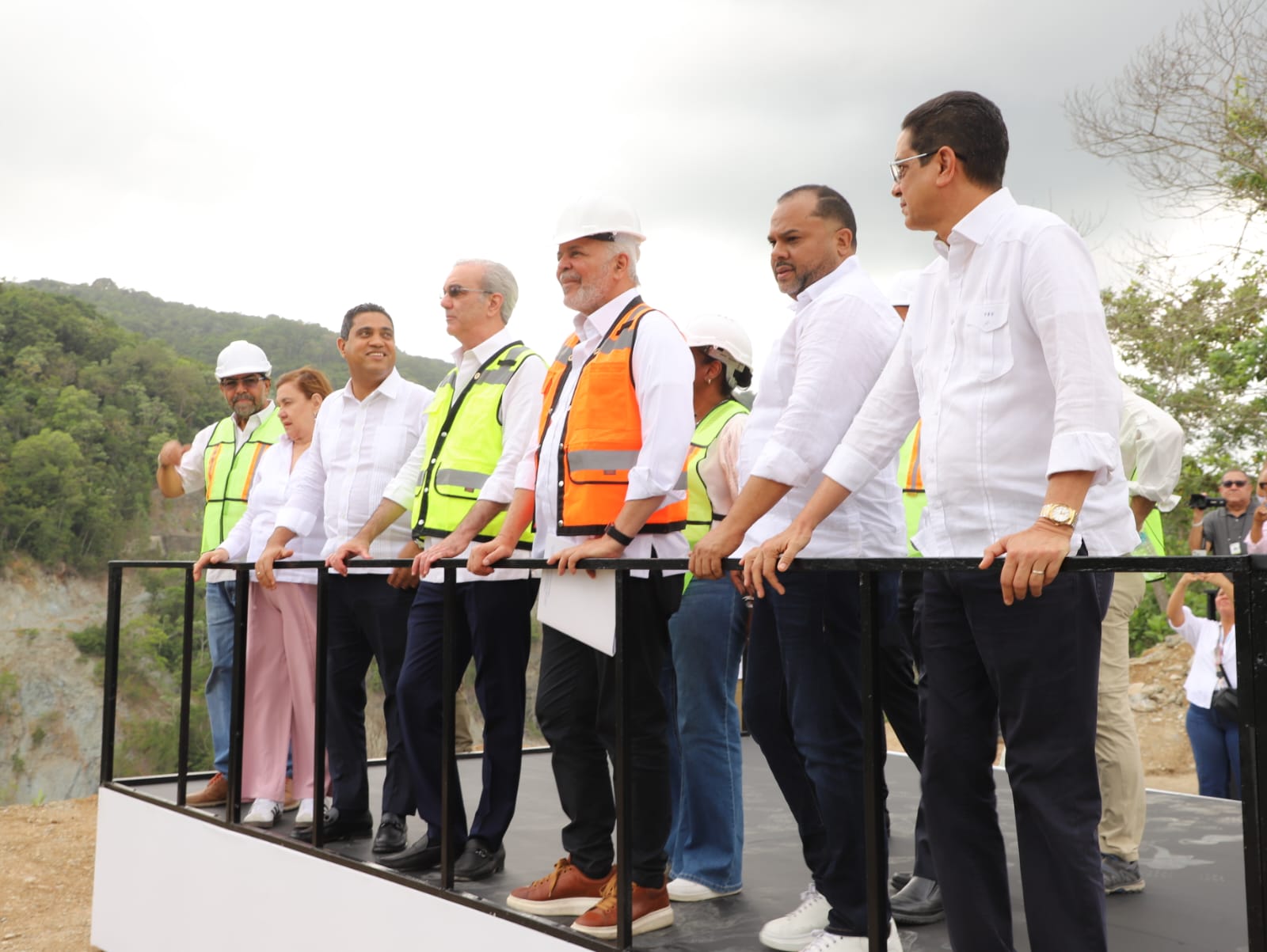La Vega. - El presidente Luis Abinader concluyó su agenda en La Vega con una visita de supervisión a los avances del Proyecto de Aprovechamiento Múltiple del Río Camú, Presa de Guaigüí, cuya construcción fue retomada en julio del 2025, tras haber iniciado hace más de 20 años para luego permanecer en estado de abandono.