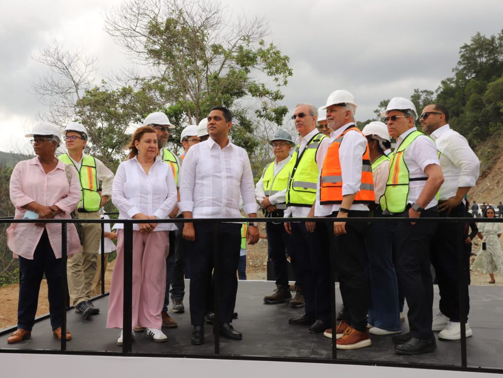 La Vega. - El presidente Luis Abinader concluyó su agenda en La Vega con una visita de supervisión a los avances del Proyecto de Aprovechamiento Múltiple del Río Camú, Presa de Guaigüí, cuya construcción fue retomada en julio del 2025, tras haber iniciado hace más de 20 años para luego permanecer en estado de abandono.
