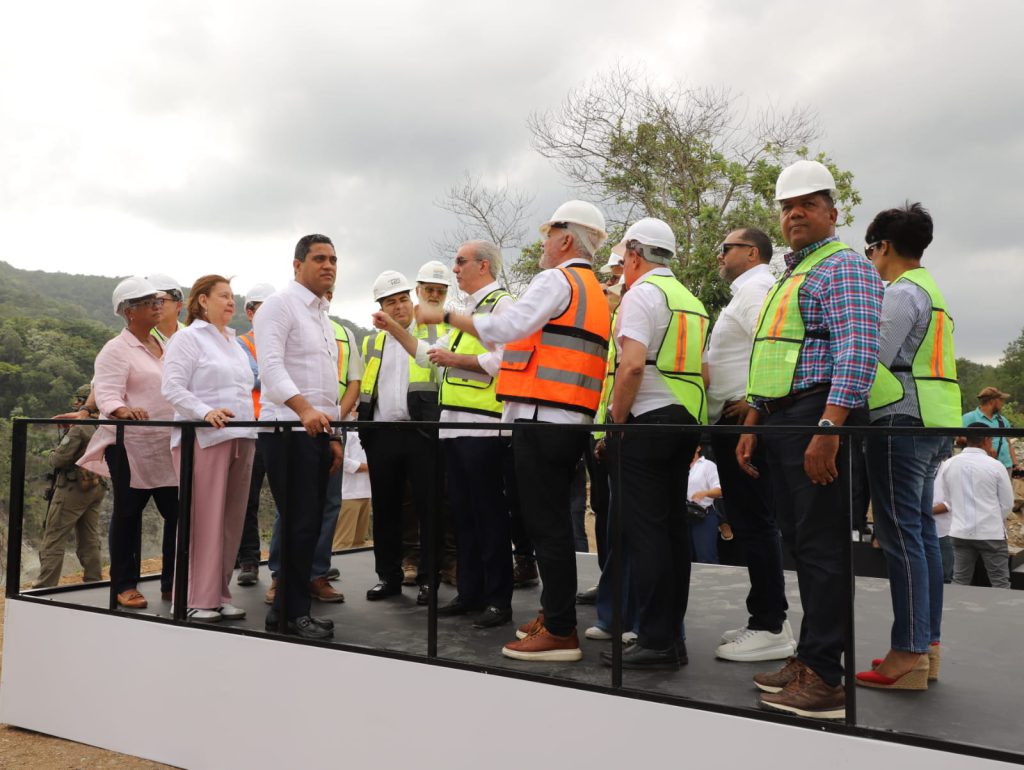 La Vega. - El presidente Luis Abinader concluyó su agenda en La Vega con una visita de supervisión a los avances del Proyecto de Aprovechamiento Múltiple del Río Camú, Presa de Guaigüí, cuya construcción fue retomada en julio del 2025, tras haber iniciado hace más de 20 años para luego permanecer en estado de abandono.
