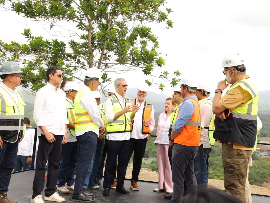La Vega. - El presidente Luis Abinader concluyó su agenda en La Vega con una visita de supervisión a los avances del Proyecto de Aprovechamiento Múltiple del Río Camú, Presa de Guaigüí, cuya construcción fue retomada en julio del 2025, tras haber iniciado hace más de 20 años para luego permanecer en estado de abandono.
