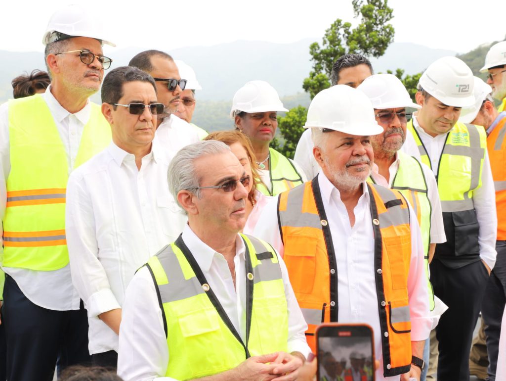 La Vega. - El presidente Luis Abinader concluyó su agenda en La Vega con una visita de supervisión a los avances del Proyecto de Aprovechamiento Múltiple del Río Camú, Presa de Guaigüí, cuya construcción fue retomada en julio del 2025, tras haber iniciado hace más de 20 años para luego permanecer en estado de abandono.
