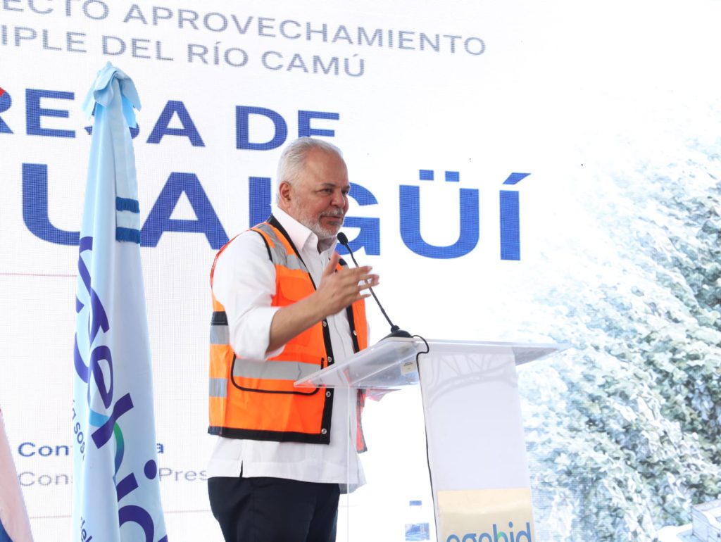 La Vega. - El presidente Luis Abinader concluyó su agenda en La Vega con una visita de supervisión a los avances del Proyecto de Aprovechamiento Múltiple del Río Camú, Presa de Guaigüí, cuya construcción fue retomada en julio del 2025, tras haber iniciado hace más de 20 años para luego permanecer en estado de abandono.
