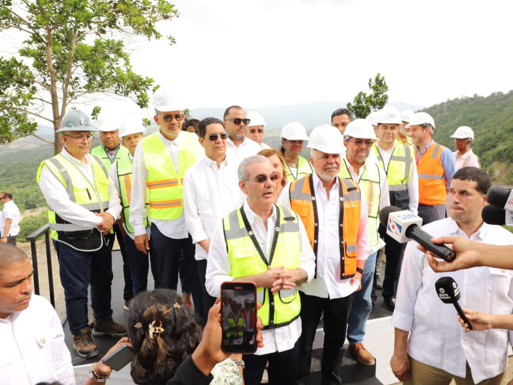 La Vega. - El presidente Luis Abinader concluyó su agenda en La Vega con una visita de supervisión a los avances del Proyecto de Aprovechamiento Múltiple del Río Camú, Presa de Guaigüí, cuya construcción fue retomada en julio del 2025, tras haber iniciado hace más de 20 años para luego permanecer en estado de abandono.
