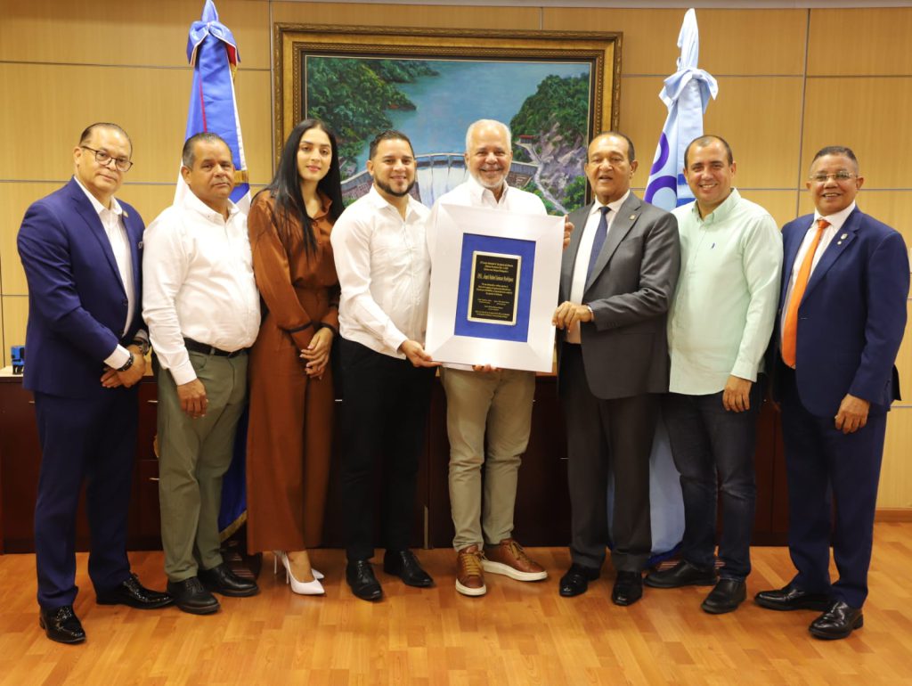 SANTO DOMINGO (R. Dominicana).- El administrador de la Empresa de Generación Hidroeléctrica Dominicana (EGEHID), ingeniero Rafael Salazar, fue declarado Huésped Distinguido por el Concejo Municipal del Ayuntamiento de San Ignacio de Sabaneta, cabecera de provincia de Santiago Rodríguez.