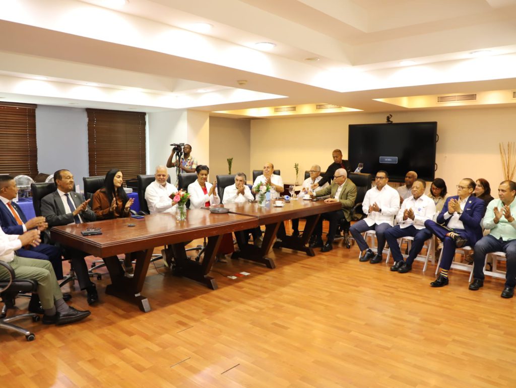 SANTO DOMINGO (R. Dominicana).- El administrador de la Empresa de Generación Hidroeléctrica Dominicana (EGEHID), ingeniero Rafael Salazar, fue declarado Huésped Distinguido por el Concejo Municipal del Ayuntamiento de San Ignacio de Sabaneta, cabecera de provincia de Santiago Rodríguez.