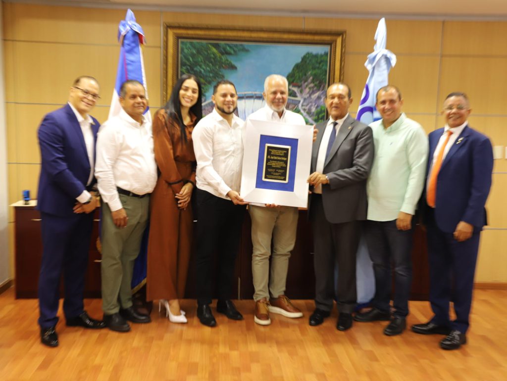 SANTO DOMINGO (R. Dominicana).- El administrador de la Empresa de Generación Hidroeléctrica Dominicana (EGEHID), ingeniero Rafael Salazar, fue declarado Huésped Distinguido por el Concejo Municipal del Ayuntamiento de San Ignacio de Sabaneta, cabecera de provincia de Santiago Rodríguez.
