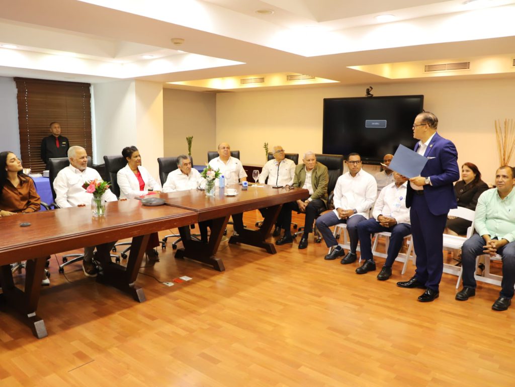 SANTO DOMINGO (R. Dominicana).- El administrador de la Empresa de Generación Hidroeléctrica Dominicana (EGEHID), ingeniero Rafael Salazar, fue declarado Huésped Distinguido por el Concejo Municipal del Ayuntamiento de San Ignacio de Sabaneta, cabecera de provincia de Santiago Rodríguez.