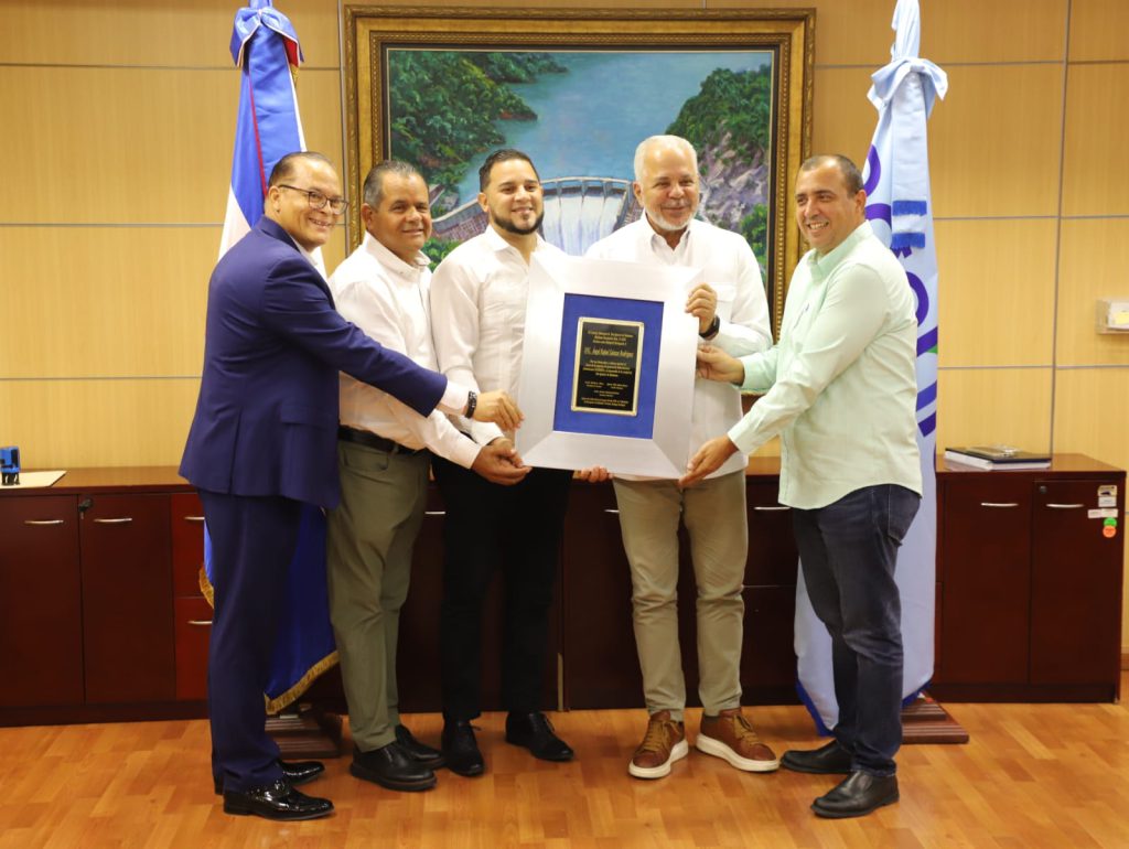 SANTO DOMINGO (R. Dominicana).- El administrador de la Empresa de Generación Hidroeléctrica Dominicana (EGEHID), ingeniero Rafael Salazar, fue declarado Huésped Distinguido por el Concejo Municipal del Ayuntamiento de San Ignacio de Sabaneta, cabecera de provincia de Santiago Rodríguez.
