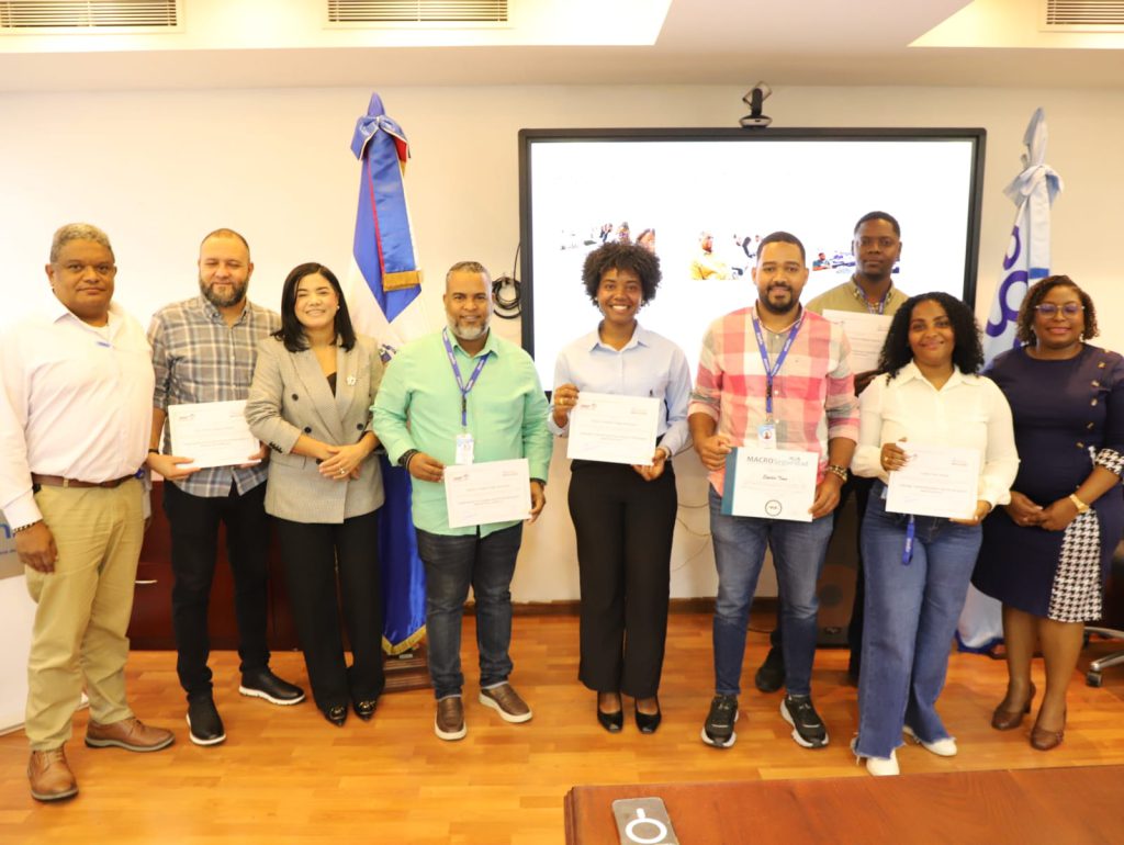 SANTO DOMINGO (R. Dominicana).- La Empresa de Generación Hidroeléctrica Dominicana EGEHID, a través de su Dirección de Gestión Humana y la Gerencia de Capacitación y Educación Continua, reconoció a 81 colaboradores que culminaron con éxito diversos programas de formación.