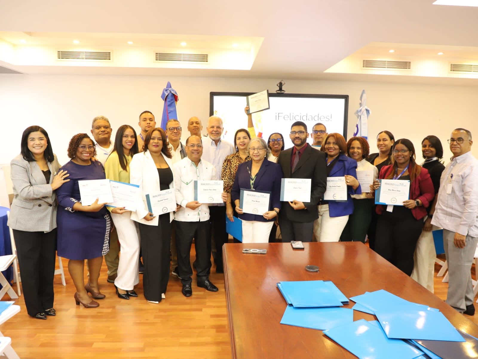 SANTO DOMINGO (R. Dominicana).- La Empresa de Generación Hidroeléctrica Dominicana EGEHID, a través de su Dirección de Gestión Humana y la Gerencia de Capacitación y Educación Continua, reconoció a 81 colaboradores que culminaron con éxito diversos programas de formación.