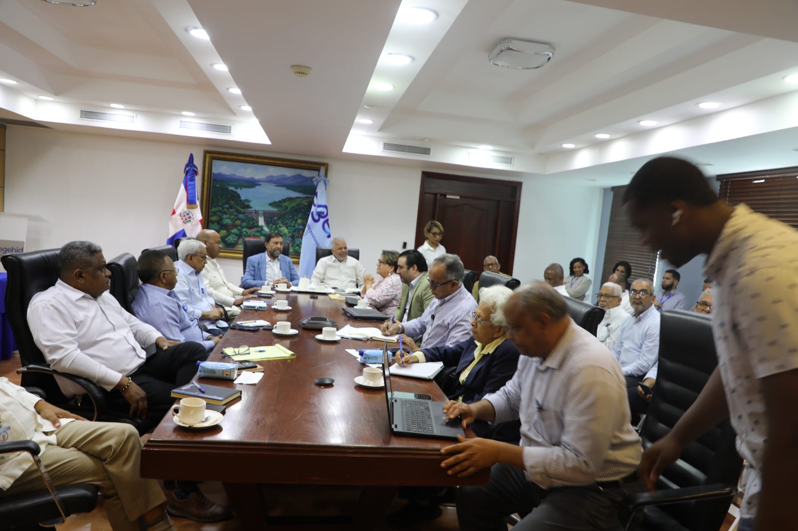Santo Domingo– El Comité de Operación de Presas y Embalses (COPRE) realizó su reunión semanal de seguimiento a la disponibilidad y distribución de agua en los embalses para sus diferentes usos y para tomar decisiones conforme a los pronósticos climatológicos, en un ejercicio de coordinación interinstitucional orientado a garantizar una adecuada gestión del recurso ante la reducción de las precipitaciones.