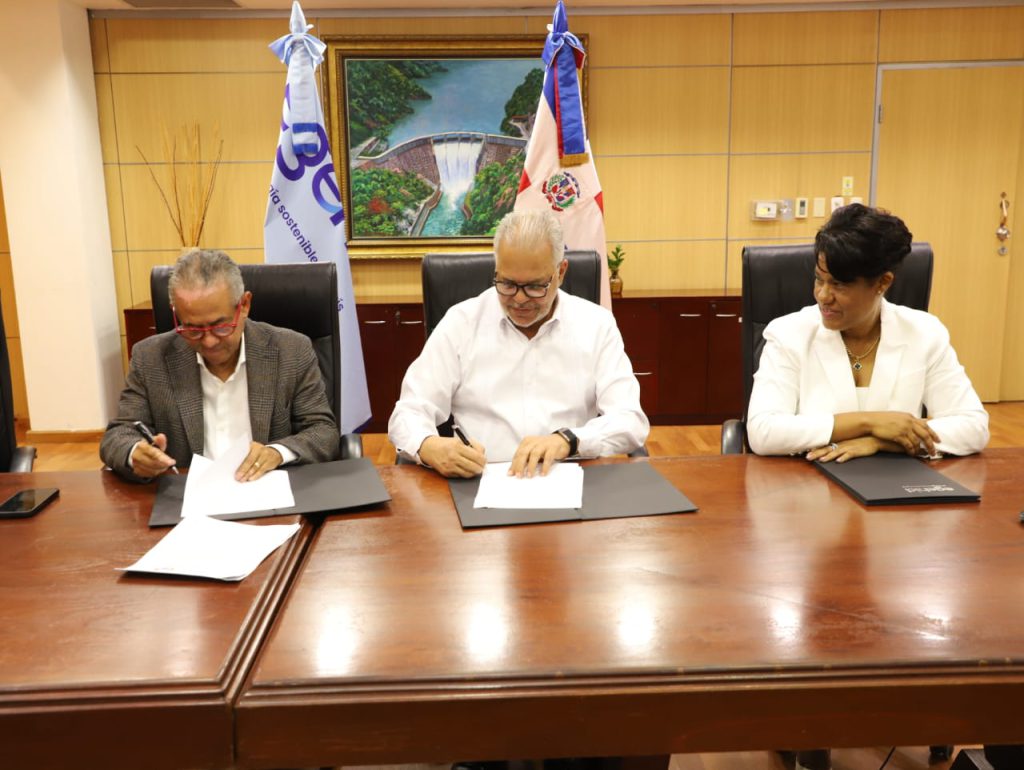 SANTO DOMINGO (R. Dominicana).- La Empresa de Generación Hidroeléctrica Dominicana (EGEHID) suscribió un acuerdo de colaboración con el Club Atlético Vega Real, mediante el cual aportará RD$1.5 millones para respaldar la participación del equipo en la temporada 2026-2027 de la Liga Dominicana de Fútbol (LDF).
