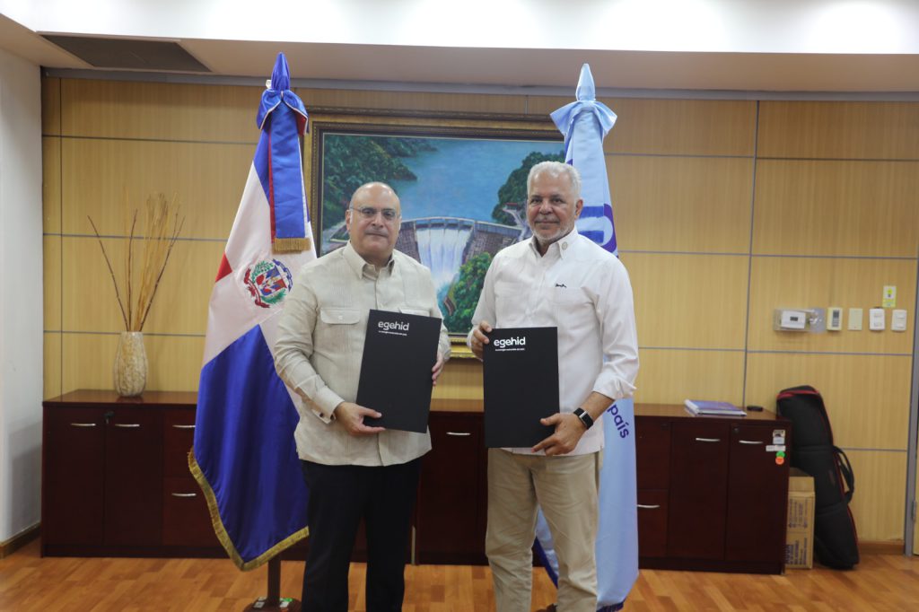 La obra conlleva una inversión de más de RD$18 millones y forma parte de las acciones para impulsar el desarrollo social, ecoturístico y comunitario del entorno de este patrimonio cultural de San Cristóbal
SANTO DOMINGO (R. Dominicana).- La Empresa de Generación Hidroeléctrica Dominicana (EGEHID) y la Fundación para el Desarrollo Ecoturístico del Pomier (FUPOMIER) suscribieron un acuerdo para la construcción de un play de softbol en la comunidad del Pomier, en San Cristóbal, con una inversión de RD$18,166,572.16, como parte de las iniciativas para fortalecer el desarrollo integral de esta zona de alto valor histórico, cultural y ambiental.