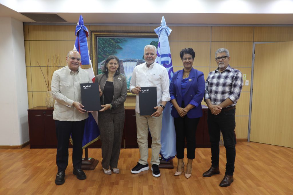 La obra conlleva una inversión de más de RD millones y forma parte de las acciones para impulsar el desarrollo social, ecoturístico y comunitario del entorno de este patrimonio cultural de San Cristóbal SANTO DOMINGO (R. Dominicana).- La Empresa de Generación Hidroeléctrica Dominicana (EGEHID) y la Fundación para el Desarrollo Ecoturístico del Pomier (FUPOMIER) suscribieron un acuerdo para la construcción de un play de softbol en la comunidad del Pomier, en San Cristóbal, con una inversión de RD,166,572.16, como parte de las iniciativas para fortalecer el desarrollo integral de esta zona de alto valor histórico, cultural y ambiental.