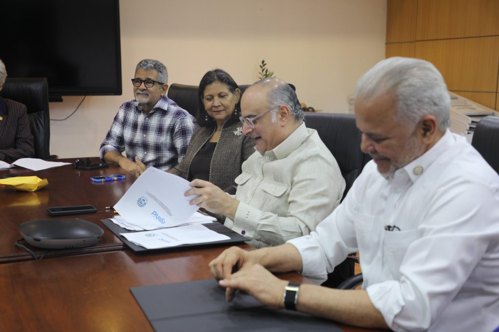 La obra conlleva una inversión de más de RD$18 millones y forma parte de las acciones para impulsar el desarrollo social, ecoturístico y comunitario del entorno de este patrimonio cultural de San Cristóbal
SANTO DOMINGO (R. Dominicana).- La Empresa de Generación Hidroeléctrica Dominicana (EGEHID) y la Fundación para el Desarrollo Ecoturístico del Pomier (FUPOMIER) suscribieron un acuerdo para la construcción de un play de softbol en la comunidad del Pomier, en San Cristóbal, con una inversión de RD$18,166,572.16, como parte de las iniciativas para fortalecer el desarrollo integral de esta zona de alto valor histórico, cultural y ambiental.
