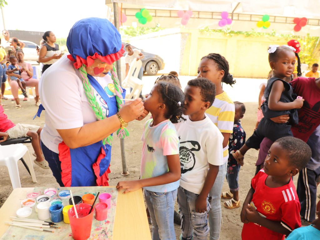 VILLA ALTAGRACIA (San Cristóbal).- La Empresa de Generación Hidroeléctrica Dominicana (EGEHID) realizó un operativo médico dirigido a residentes de la comunidad Kilómetro 59, del distrito municipal de San José del Puerto, en Villa Altagracia, provincia de San Cristóbal.