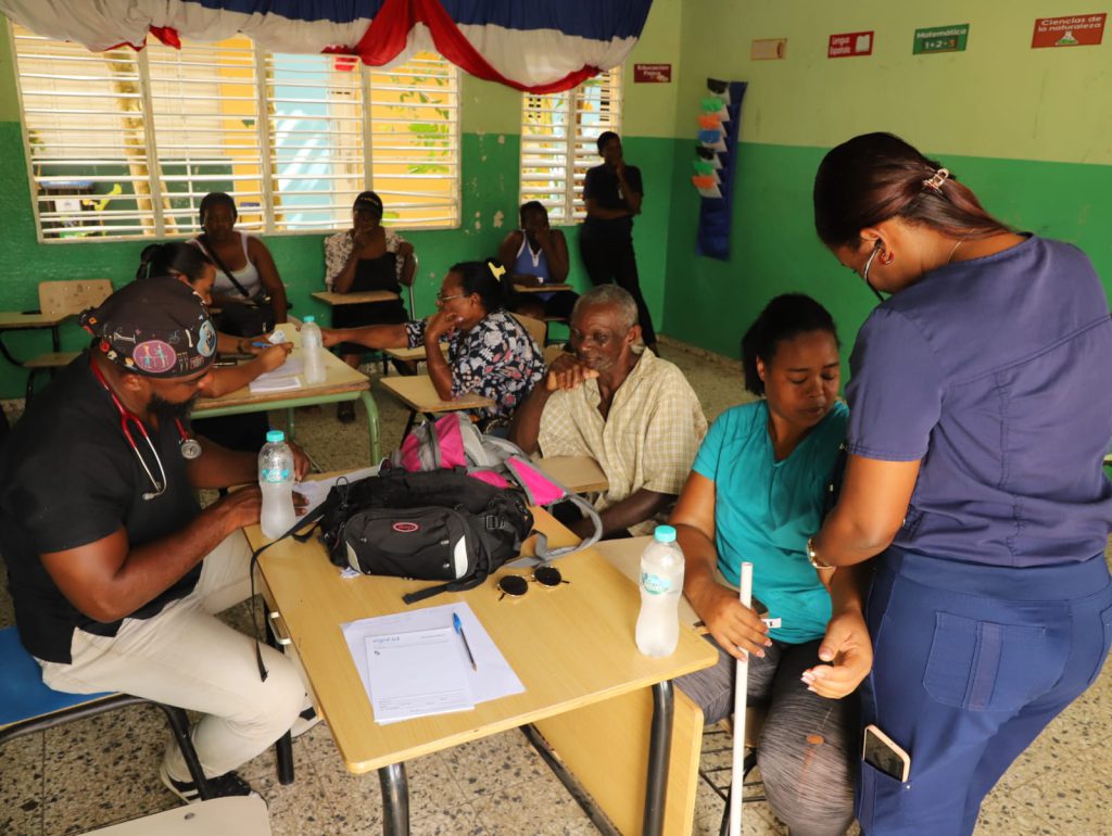 VILLA ALTAGRACIA (San Cristóbal).- La Empresa de Generación Hidroeléctrica Dominicana (EGEHID) realizó un operativo médico dirigido a residentes de la comunidad Kilómetro 59, del distrito municipal de San José del Puerto, en Villa Altagracia, provincia de San Cristóbal.