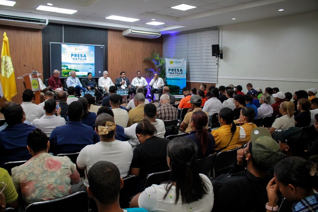 SÁNCHEZ RAMÍREZ (R. Dominicana).- “Tomar agua nos da vida, pero tomar conciencia nos dará agua”. Con esta reflexión el administrador de la Empresa de Generación Hidroeléctrica Dominicana (EGEHID), ingeniero Rafael Salazar, llamó a fortalecer la protección de las cuencas hidrográficas que alimentan la presa de Hatillo, dada la importancia estratégica para el desarrollo de la provincia de Sánchez Ramírez