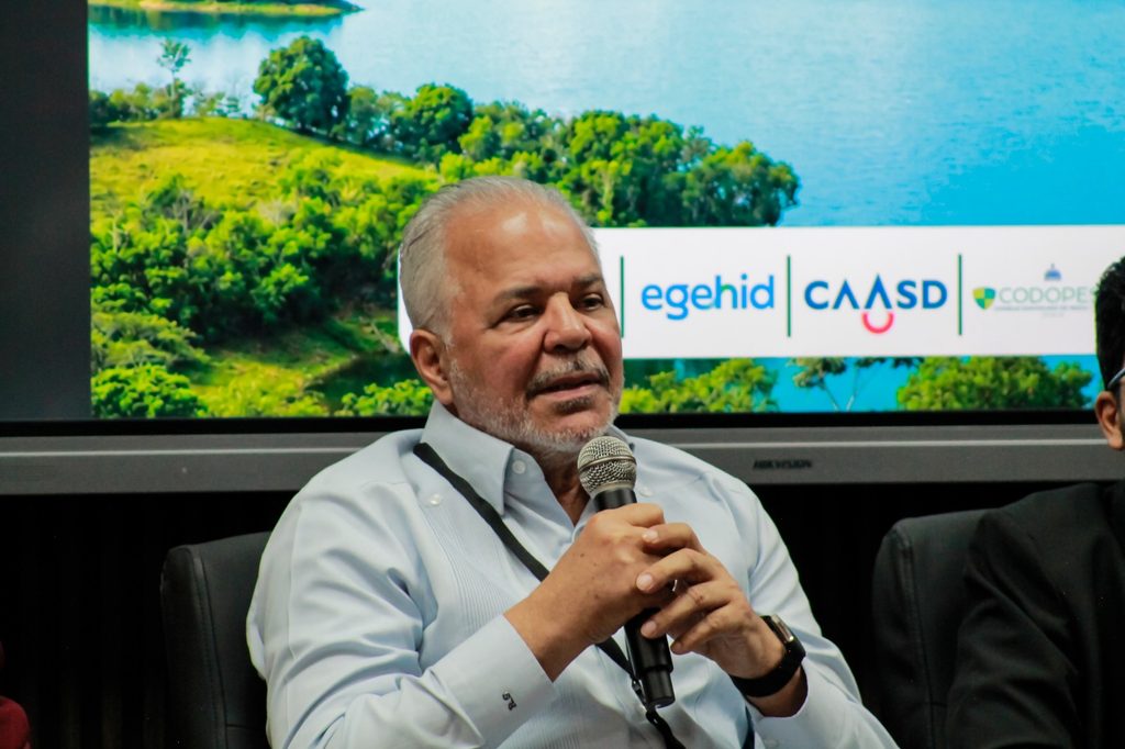 SÁNCHEZ RAMÍREZ (R. Dominicana).- “Tomar agua nos da vida, pero tomar conciencia nos dará agua”. Con esta reflexión el administrador de la Empresa de Generación Hidroeléctrica Dominicana (EGEHID), ingeniero Rafael Salazar, llamó a fortalecer la protección de las cuencas hidrográficas que alimentan la presa de Hatillo, dada la importancia estratégica para el desarrollo de la provincia de Sánchez Ramírez