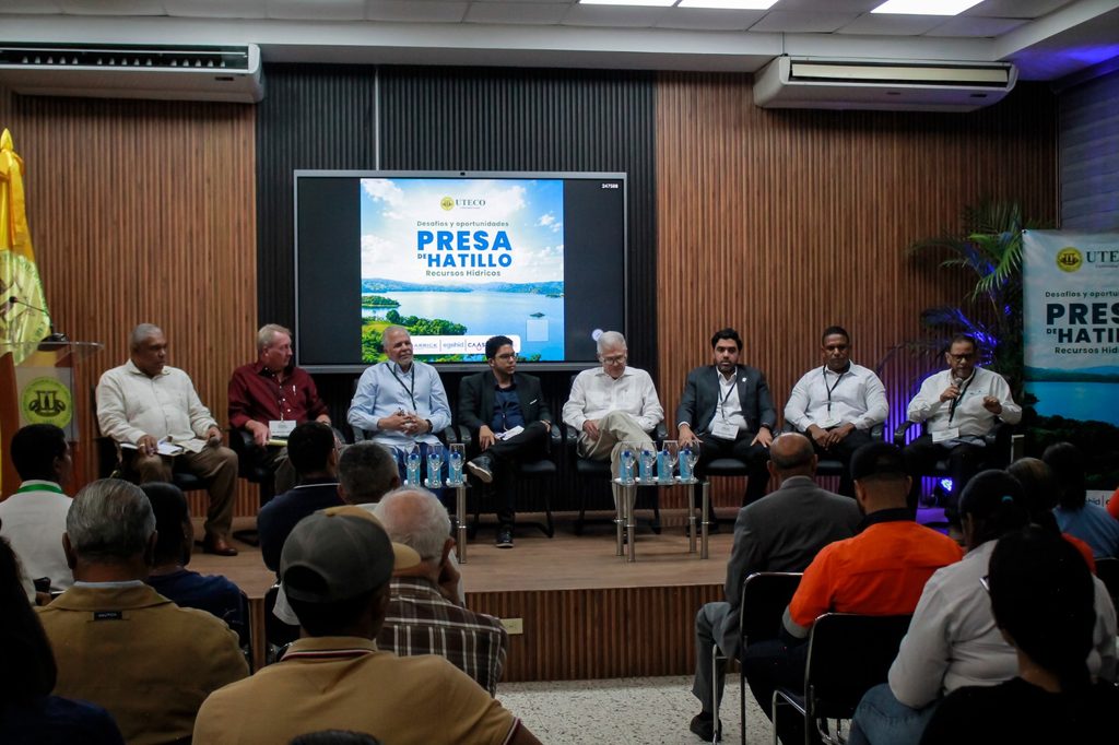 SÁNCHEZ RAMÍREZ (R. Dominicana).- “Tomar agua nos da vida, pero tomar conciencia nos dará agua”. Con esta reflexión el administrador de la Empresa de Generación Hidroeléctrica Dominicana (EGEHID), ingeniero Rafael Salazar, llamó a fortalecer la protección de las cuencas hidrográficas que alimentan la presa de Hatillo, dada la importancia estratégica para el desarrollo de la provincia de Sánchez Ramírez