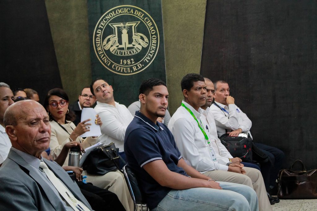 SÁNCHEZ RAMÍREZ (R. Dominicana).- “Tomar agua nos da vida, pero tomar conciencia nos dará agua”. Con esta reflexión el administrador de la Empresa de Generación Hidroeléctrica Dominicana (EGEHID), ingeniero Rafael Salazar, llamó a fortalecer la protección de las cuencas hidrográficas que alimentan la presa de Hatillo, dada la importancia estratégica para el desarrollo de la provincia de Sánchez Ramírez