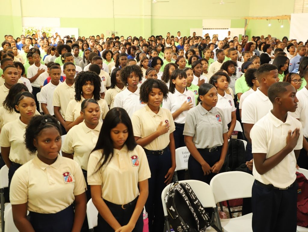 SAN CRISTÓBAL (R. Dominicana).- El administrador general de la Empresa de Generación Hidroeléctrica Dominicana (EGEHID), ingeniero Rafael Salazar, acompañó el inicio del año escolar 2026-2027 en el Politécnico Ana Lilliams Miranda, en Yaguate, San Cristóbal, en un acto organizado por el Ministerio de Educación a través de la Regional 04 y el Distrito Educativo 05.