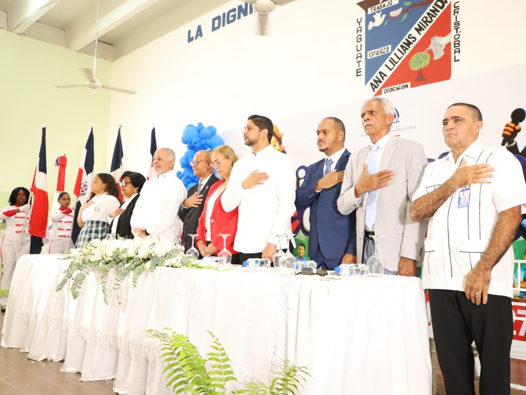 SAN CRISTÓBAL (R. Dominicana).- El administrador general de la Empresa de Generación Hidroeléctrica Dominicana (EGEHID), ingeniero Rafael Salazar, acompañó el inicio del año escolar 2026-2027 en el Politécnico Ana Lilliams Miranda, en Yaguate, San Cristóbal, en un acto organizado por el Ministerio de Educación a través de la Regional 04 y el Distrito Educativo 05.