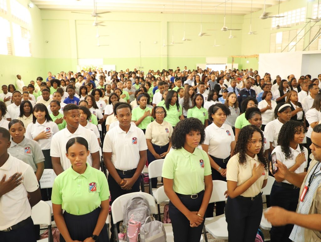 SAN CRISTÓBAL (R. Dominicana).- El administrador general de la Empresa de Generación Hidroeléctrica Dominicana (EGEHID), ingeniero Rafael Salazar, acompañó el inicio del año escolar 2026-2027 en el Politécnico Ana Lilliams Miranda, en Yaguate, San Cristóbal, en un acto organizado por el Ministerio de Educación a través de la Regional 04 y el Distrito Educativo 05.