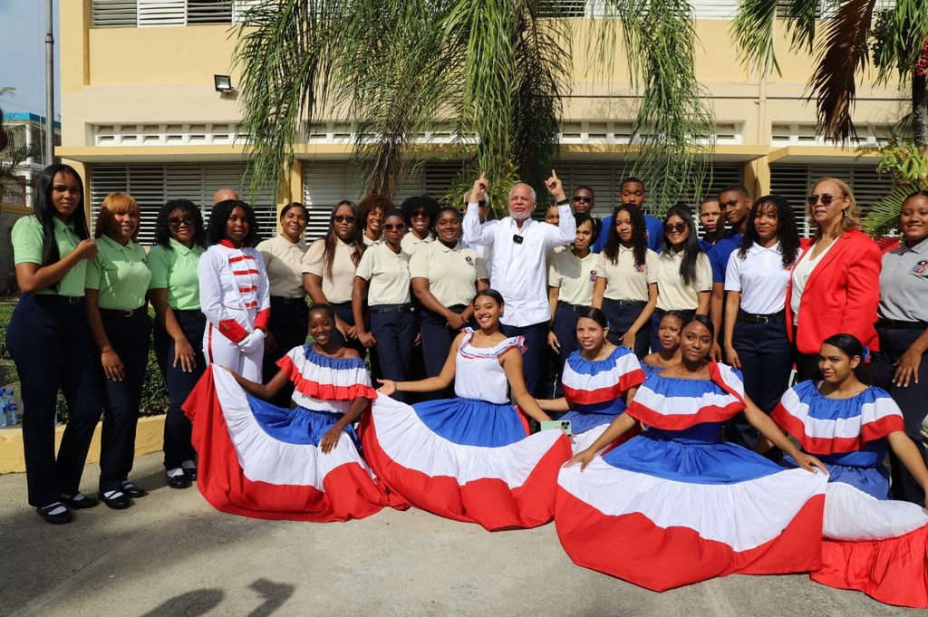 SAN CRISTÓBAL (R. Dominicana).- El administrador general de la Empresa de Generación Hidroeléctrica Dominicana (EGEHID), ingeniero Rafael Salazar, acompañó el inicio del año escolar 2026-2027 en el Politécnico Ana Lilliams Miranda, en Yaguate, San Cristóbal, en un acto organizado por el Ministerio de Educación a través de la Regional 04 y el Distrito Educativo 05.