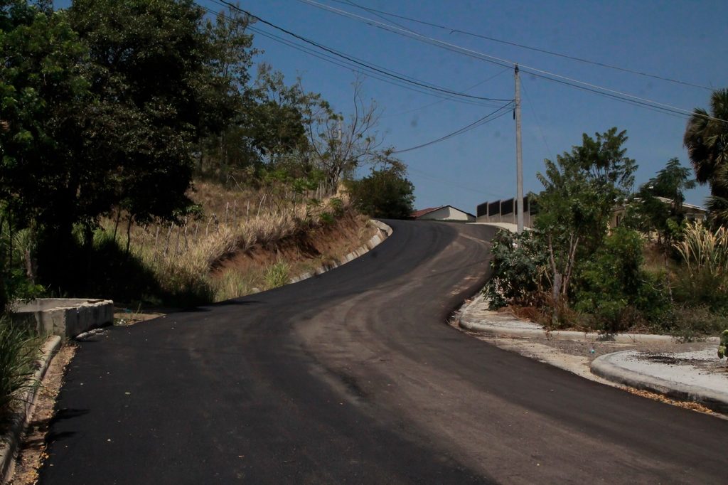 La Empresa de Generación Hidroeléctrica Dominicana (EGEHID) avanza en la reconstrucción de las calles de Pinalito, en el distrito municipal de El Caimito, municipio de Jánico, en la zona de la sierra de Santiago.
Se asfaltan las calles La Presa, Los Adames, Las Auyamas, Los Chalos y Auyamas Adentro, así como los callejones Taní, Mela y El Callejón, para un total de 6.6 kilómetros lineales.