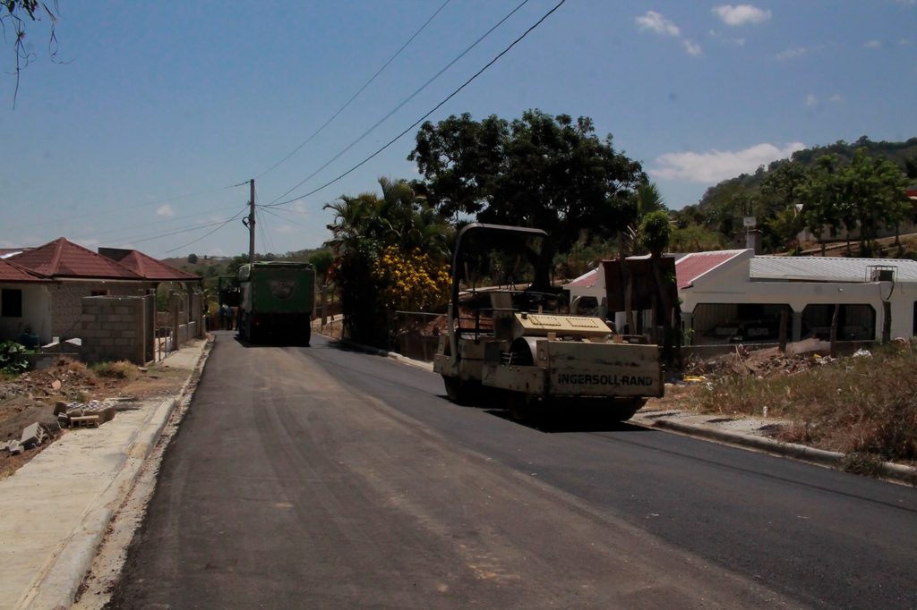 La Empresa de Generación Hidroeléctrica Dominicana (EGEHID) avanza en la reconstrucción de las calles de Pinalito, en el distrito municipal de El Caimito, municipio de Jánico, en la zona de la sierra de Santiago.
Se asfaltan las calles La Presa, Los Adames, Las Auyamas, Los Chalos y Auyamas Adentro, así como los callejones Taní, Mela y El Callejón, para un total de 6.6 kilómetros lineales.