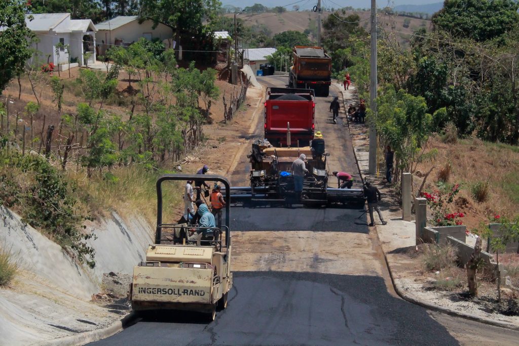 La Empresa de Generación Hidroeléctrica Dominicana (EGEHID) avanza en la reconstrucción de las calles de Pinalito, en el distrito municipal de El Caimito, municipio de Jánico, en la zona de la sierra de Santiago.
Se asfaltan las calles La Presa, Los Adames, Las Auyamas, Los Chalos y Auyamas Adentro, así como los callejones Taní, Mela y El Callejón, para un total de 6.6 kilómetros lineales.