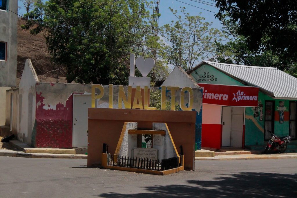 La Empresa de Generación Hidroeléctrica Dominicana (EGEHID) avanza en la reconstrucción de las calles de Pinalito, en el distrito municipal de El Caimito, municipio de Jánico, en la zona de la sierra de Santiago. Se asfaltan las calles La Presa, Los Adames, Las Auyamas, Los Chalos y Auyamas Adentro, así como los callejones Taní, Mela y El Callejón, para un total de 6.6 kilómetros lineales.