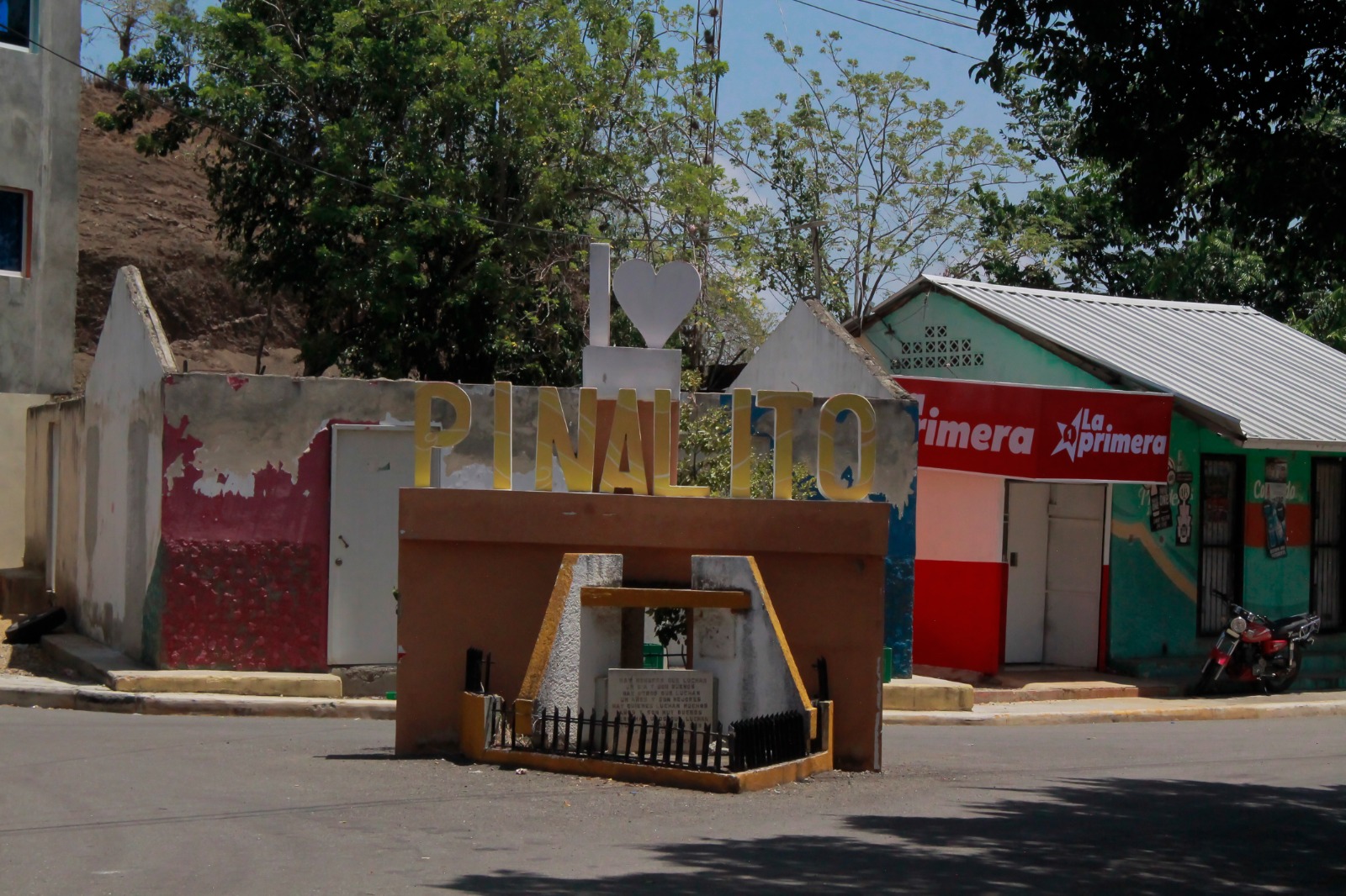 La Empresa de Generación Hidroeléctrica Dominicana (EGEHID) avanza en la reconstrucción de las calles de Pinalito, en el distrito municipal de El Caimito, municipio de Jánico, en la zona de la sierra de Santiago. Se asfaltan las calles La Presa, Los Adames, Las Auyamas, Los Chalos y Auyamas Adentro, así como los callejones Taní, Mela y El Callejón, para un total de 6.6 kilómetros lineales.