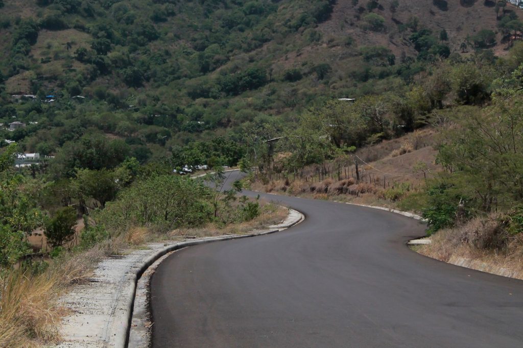 La Empresa de Generación Hidroeléctrica Dominicana (EGEHID) avanza en la reconstrucción de las calles de Pinalito, en el distrito municipal de El Caimito, municipio de Jánico, en la zona de la sierra de Santiago.
Se asfaltan las calles La Presa, Los Adames, Las Auyamas, Los Chalos y Auyamas Adentro, así como los callejones Taní, Mela y El Callejón, para un total de 6.6 kilómetros lineales.