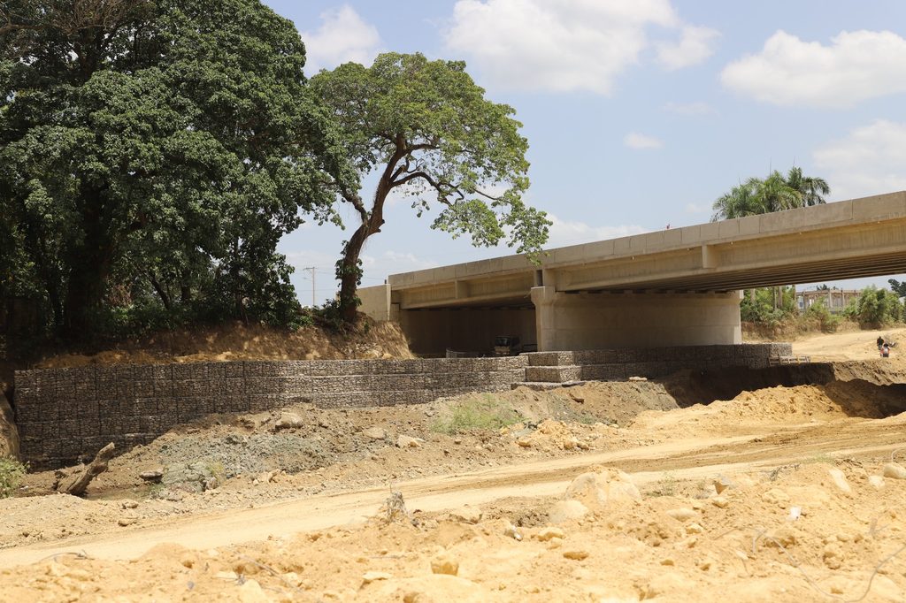 SAN CRISTÓBAL (R. Dominicana).- La Empresa de Generación Hidroeléctrica Dominicana (EGEHID) avanza en la construcción del puente de Samangola, sobre el río Nigua, que conectará a Madre Vieja Sur con múltiples sectores del sur del municipio de San Cristóbal.