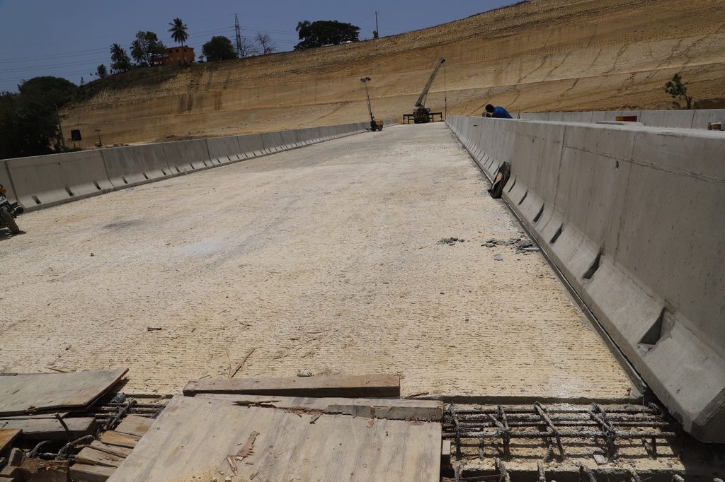 SAN CRISTÓBAL (R. Dominicana).- La Empresa de Generación Hidroeléctrica Dominicana (EGEHID) avanza en la construcción del puente de Samangola, sobre el río Nigua, que conectará a Madre Vieja Sur con múltiples sectores del sur del municipio de San Cristóbal.