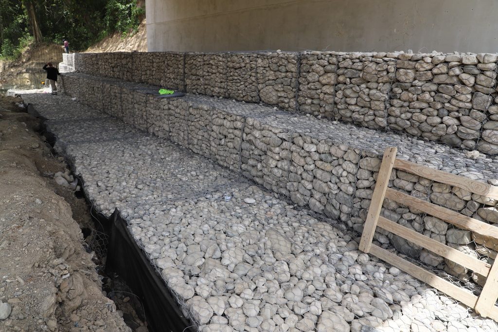 SAN CRISTÓBAL (R. Dominicana).- La Empresa de Generación Hidroeléctrica Dominicana (EGEHID) avanza en la construcción del puente de Samangola, sobre el río Nigua, que conectará a Madre Vieja Sur con múltiples sectores del sur del municipio de San Cristóbal.