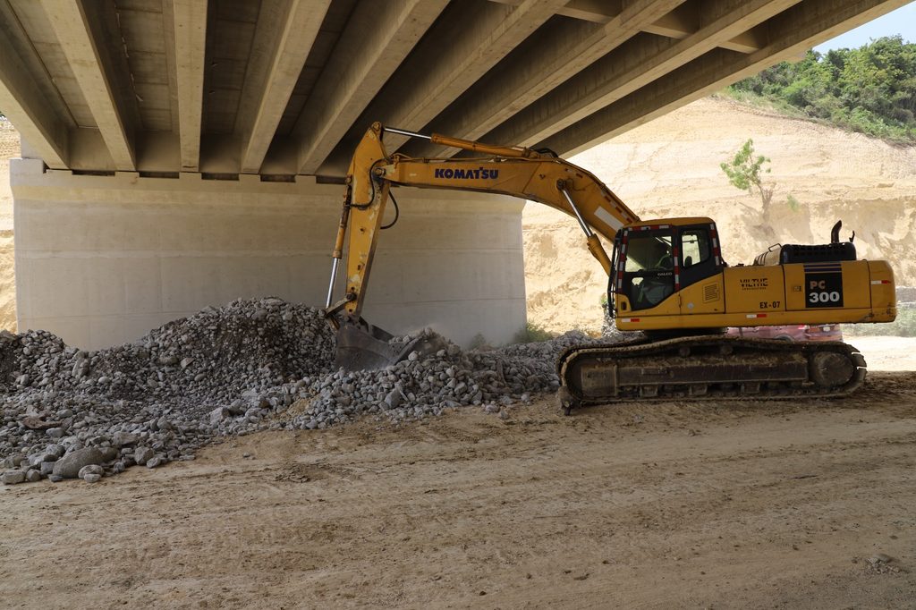 SAN CRISTÓBAL (R. Dominicana).- La Empresa de Generación Hidroeléctrica Dominicana (EGEHID) avanza en la construcción del puente de Samangola, sobre el río Nigua, que conectará a Madre Vieja Sur con múltiples sectores del sur del municipio de San Cristóbal.