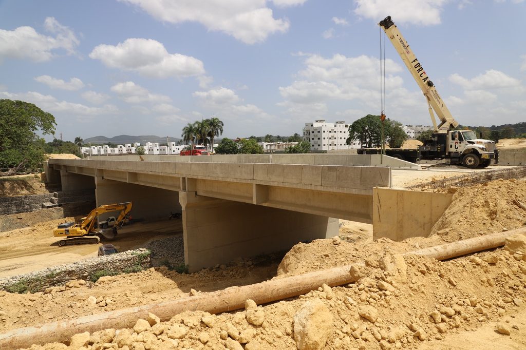 SAN CRISTÓBAL (R. Dominicana).- La Empresa de Generación Hidroeléctrica Dominicana (EGEHID) avanza en la construcción del puente de Samangola, sobre el río Nigua, que conectará a Madre Vieja Sur con múltiples sectores del sur del municipio de San Cristóbal.