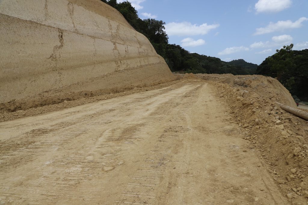 SAN CRISTÓBAL (R. Dominicana).- La Empresa de Generación Hidroeléctrica Dominicana (EGEHID) avanza en la construcción del puente de Samangola, sobre el río Nigua, que conectará a Madre Vieja Sur con múltiples sectores del sur del municipio de San Cristóbal.