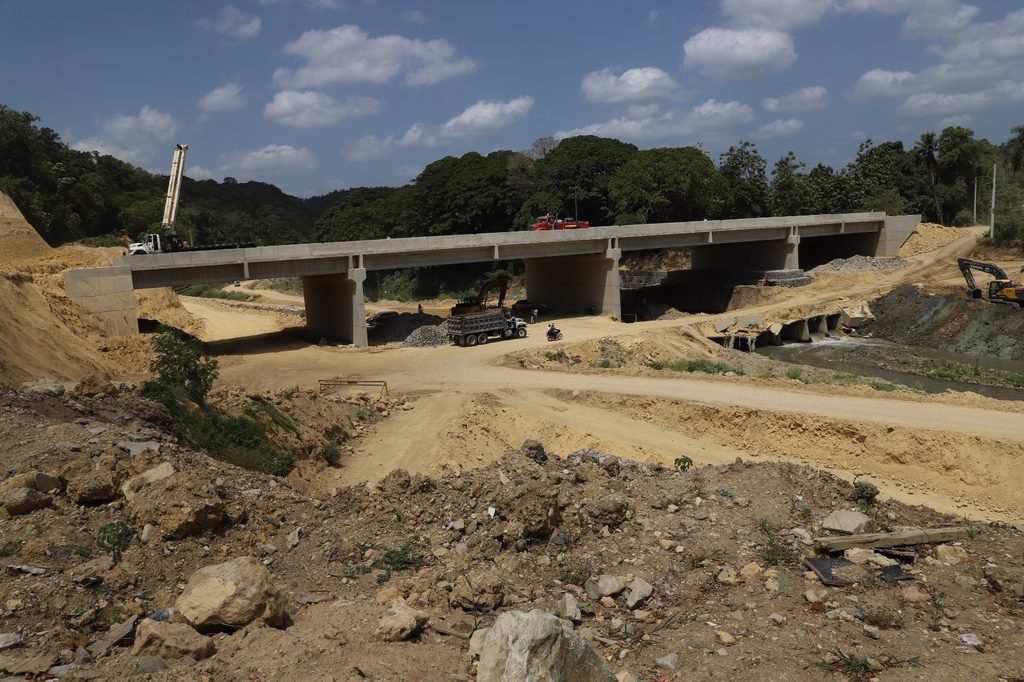 SAN CRISTÓBAL (R. Dominicana).- La Empresa de Generación Hidroeléctrica Dominicana (EGEHID) avanza en la construcción del puente de Samangola, sobre el río Nigua, que conectará a Madre Vieja Sur con múltiples sectores del sur del municipio de San Cristóbal.