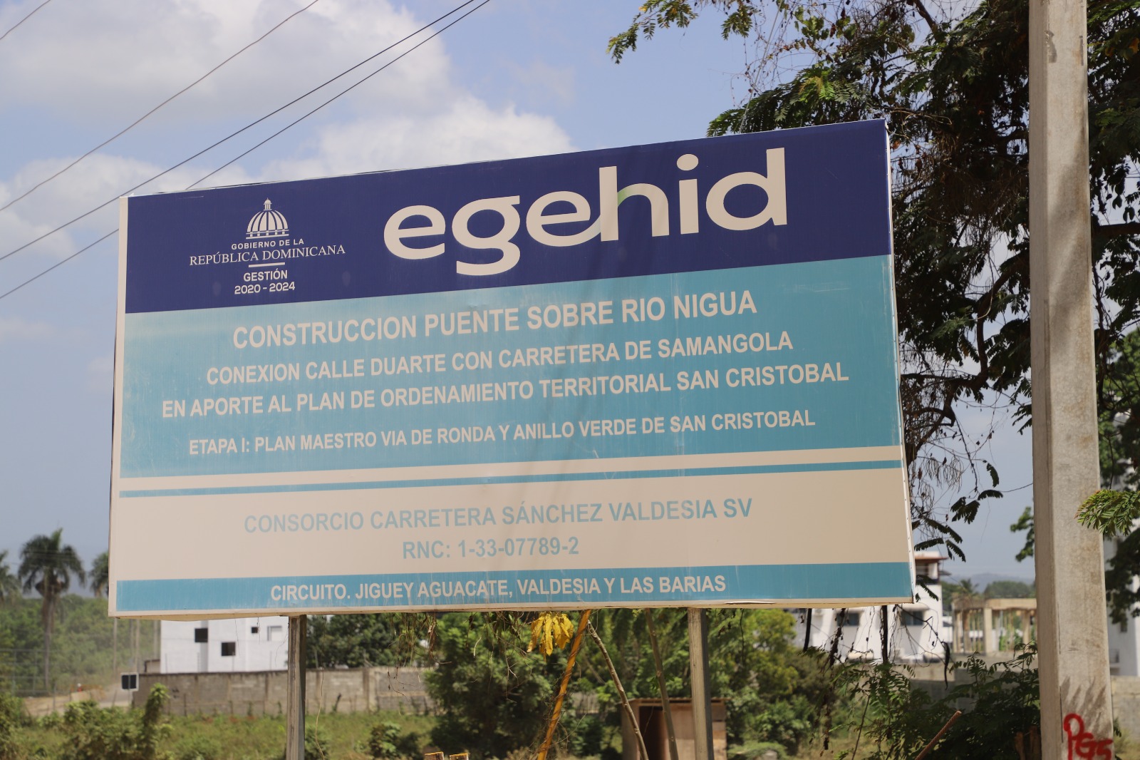 SAN CRISTÓBAL (R. Dominicana).- La Empresa de Generación Hidroeléctrica Dominicana (EGEHID) avanza en la construcción del puente de Samangola, sobre el río Nigua, que conectará a Madre Vieja Sur con múltiples sectores del sur del municipio de San Cristóbal.