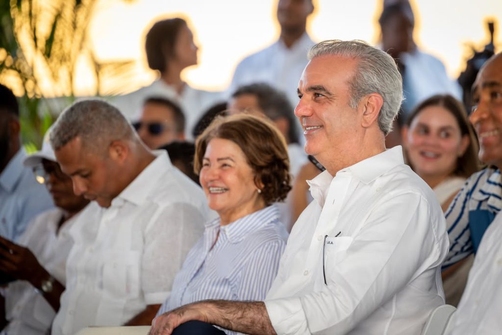 PERAVIA (R. Dominicana).- El presidente Luis Abinader anunció en Baní la construcción de la presa de La Gina, a cargo de la Empresa de Generación Hidroeléctrica Dominicana (EGEHID) y la cual permitirá administrar el agua para la agricultura y el acueducto de la ciudad.