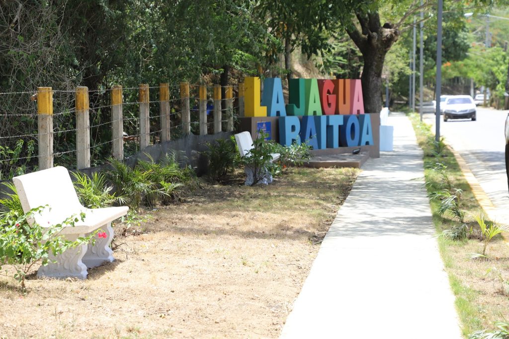 SANTIAGO (R. Dominicana).- La Empresa de Generación Hidroeléctrica Dominicana (EGEHID) dejó inaugurada una cancha mixta de baloncesto y voleibol, así como un mirador recreativo en el municipio de Baitoa, en Santiago, como parte del compromiso social de contribuir en el desarrollo de comunidades cercanas a los complejos hidroeléctricos.