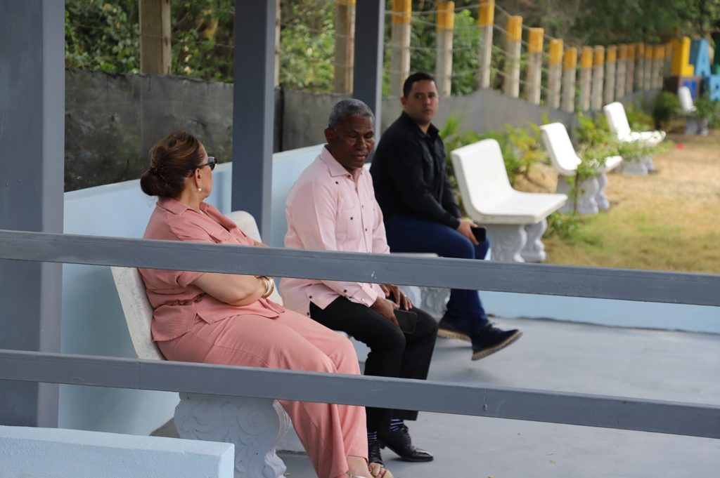 SANTIAGO (R. Dominicana).- La Empresa de Generación Hidroeléctrica Dominicana (EGEHID) dejó inaugurada una cancha mixta de baloncesto y voleibol, así como un mirador recreativo en el municipio de Baitoa, en Santiago, como parte del compromiso social de contribuir en el desarrollo de comunidades cercanas a los complejos hidroeléctricos.
