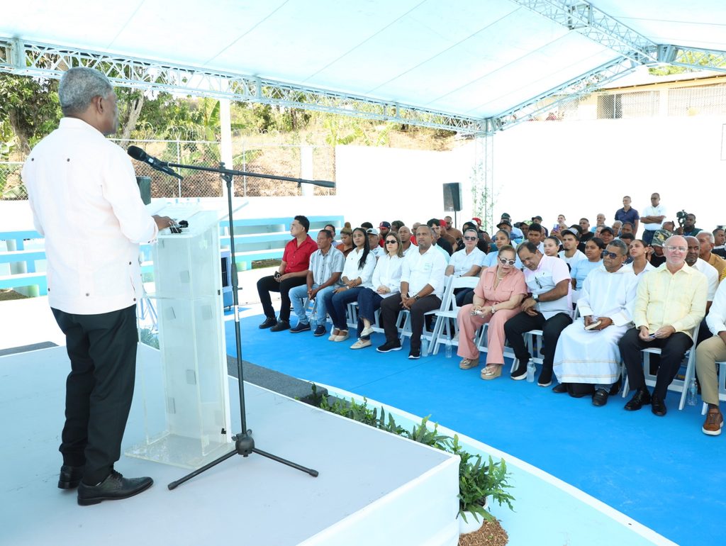 SANTIAGO (R. Dominicana).- La Empresa de Generación Hidroeléctrica Dominicana (EGEHID) dejó inaugurada una cancha mixta de baloncesto y voleibol, así como un mirador recreativo en el municipio de Baitoa, en Santiago, como parte del compromiso social de contribuir en el desarrollo de comunidades cercanas a los complejos hidroeléctricos.