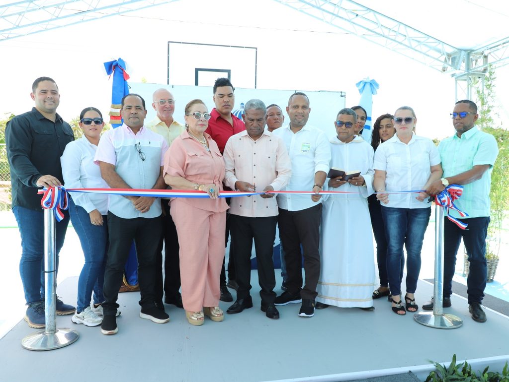 SANTIAGO (R. Dominicana).- La Empresa de Generación Hidroeléctrica Dominicana (EGEHID) dejó inaugurada una cancha mixta de baloncesto y voleibol, así como un mirador recreativo en el municipio de Baitoa, en Santiago, como parte del compromiso social de contribuir en el desarrollo de comunidades cercanas a los complejos hidroeléctricos.